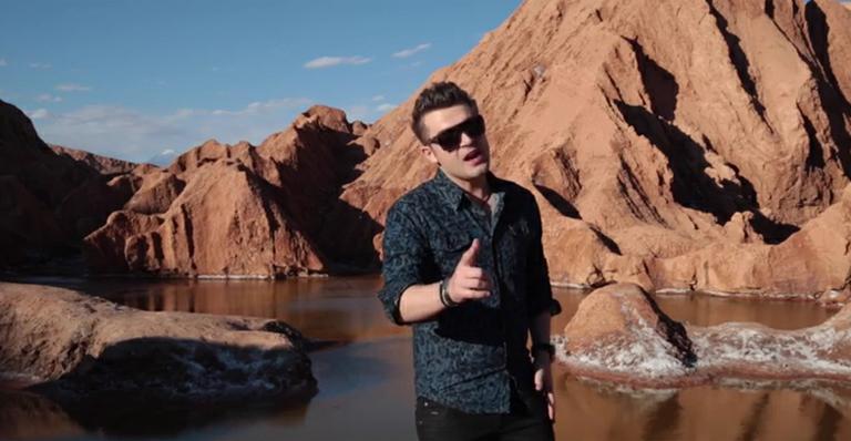 Gabriel Valim grava clipe no Atacama