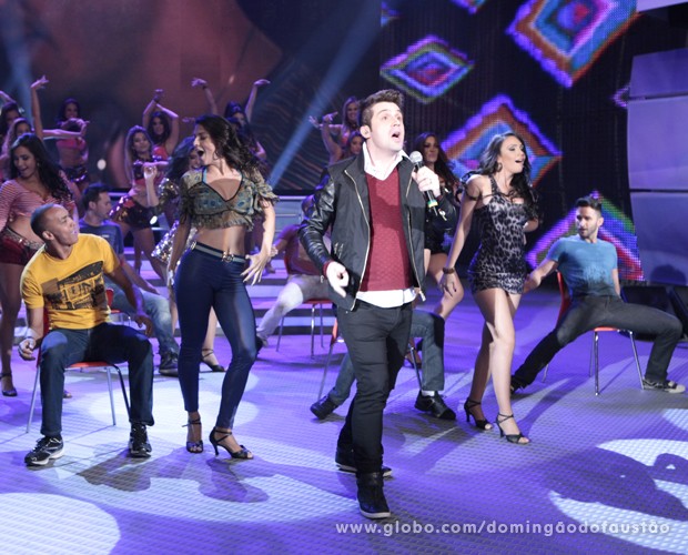 Gabriel Valim canta Piradinha no Domingão do Faustão